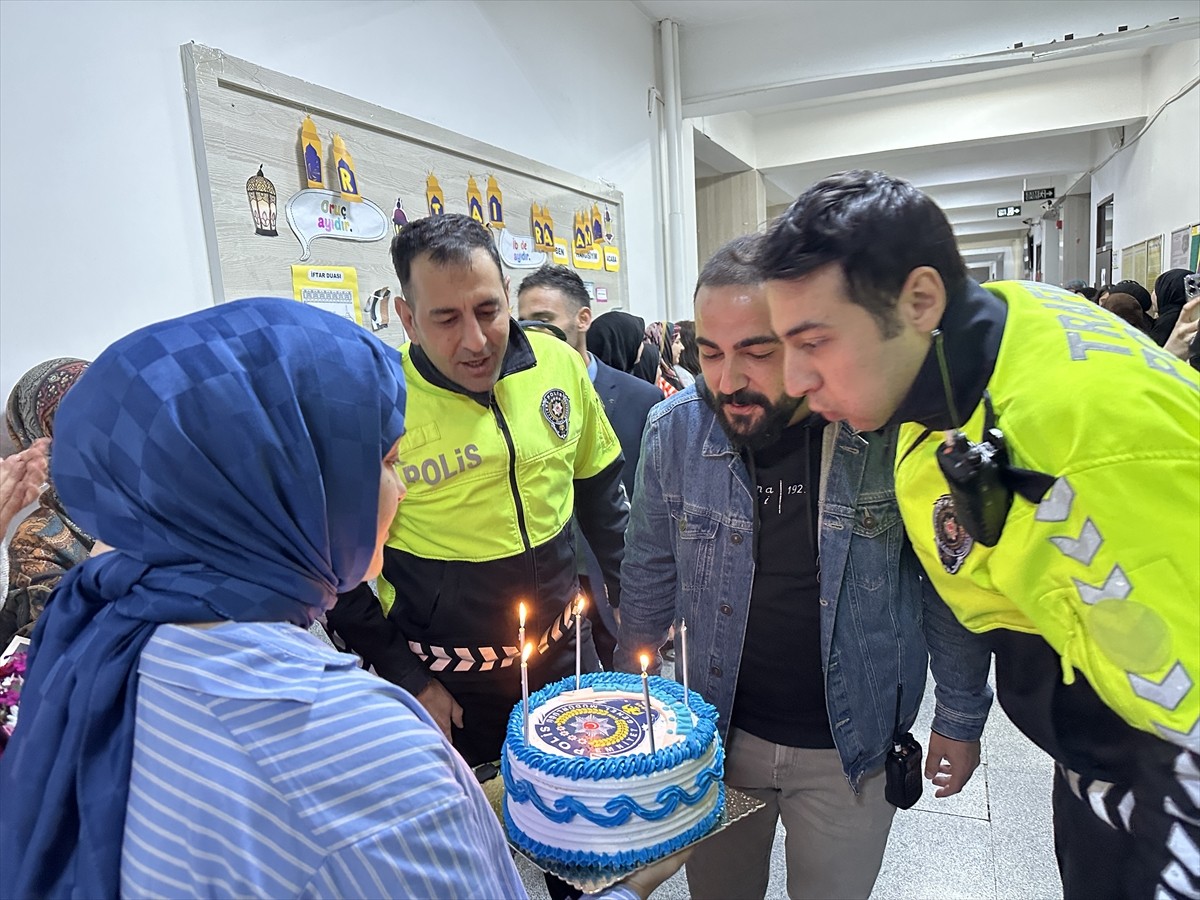  Adıyaman'ın Kahta ilçesinde kavga ihbarı üzerine okula giden polis ekipleri, öğrencilerin...