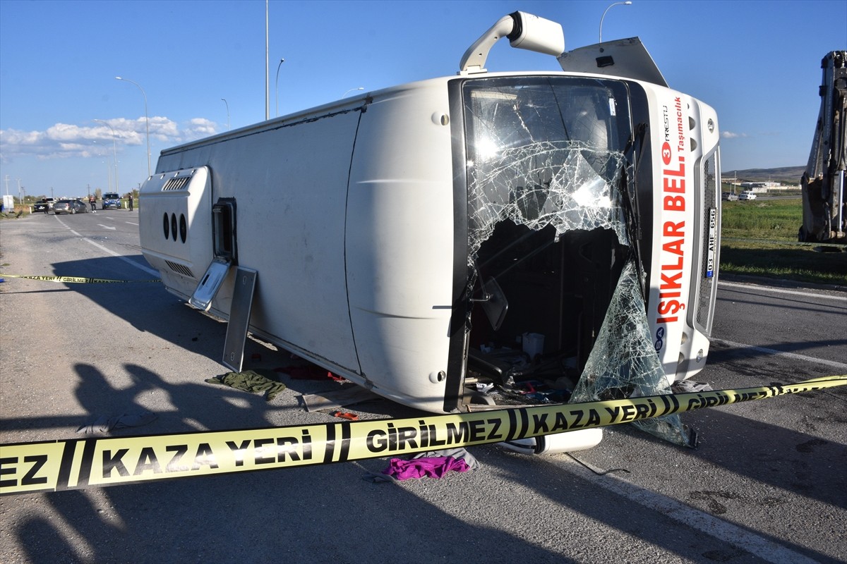 Afyonkarahisar'da işçileri taşıyan servis midibüsü ile otomobilin çarpıştığı kazada 12 kişi...