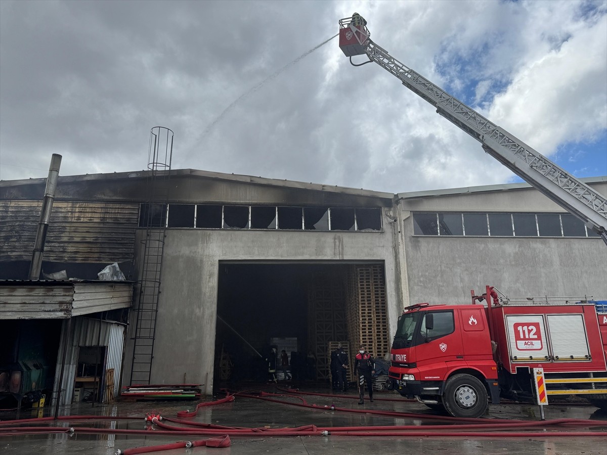 Afyonkarahisar'da kereste fabrikasında çıkan yangın itfaiye ekiplerinin müdahalesiyle...