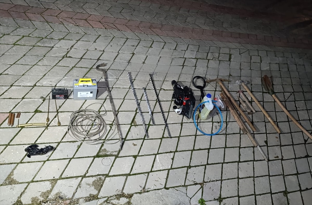 Afyonkarahisar'ın Sultandağı ilçesinde kaçak kazı yapan 5 şüpheli yakalandı. Yapılan aramada, bir...