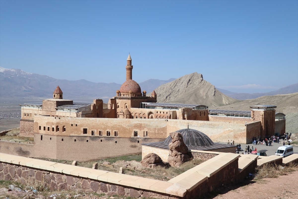 Ağrı'nın Doğubayazıt ilçesindeki tarihi İshak Paşa Sarayı'nda, Ramazan Bayramı tatili dolayısıyla...