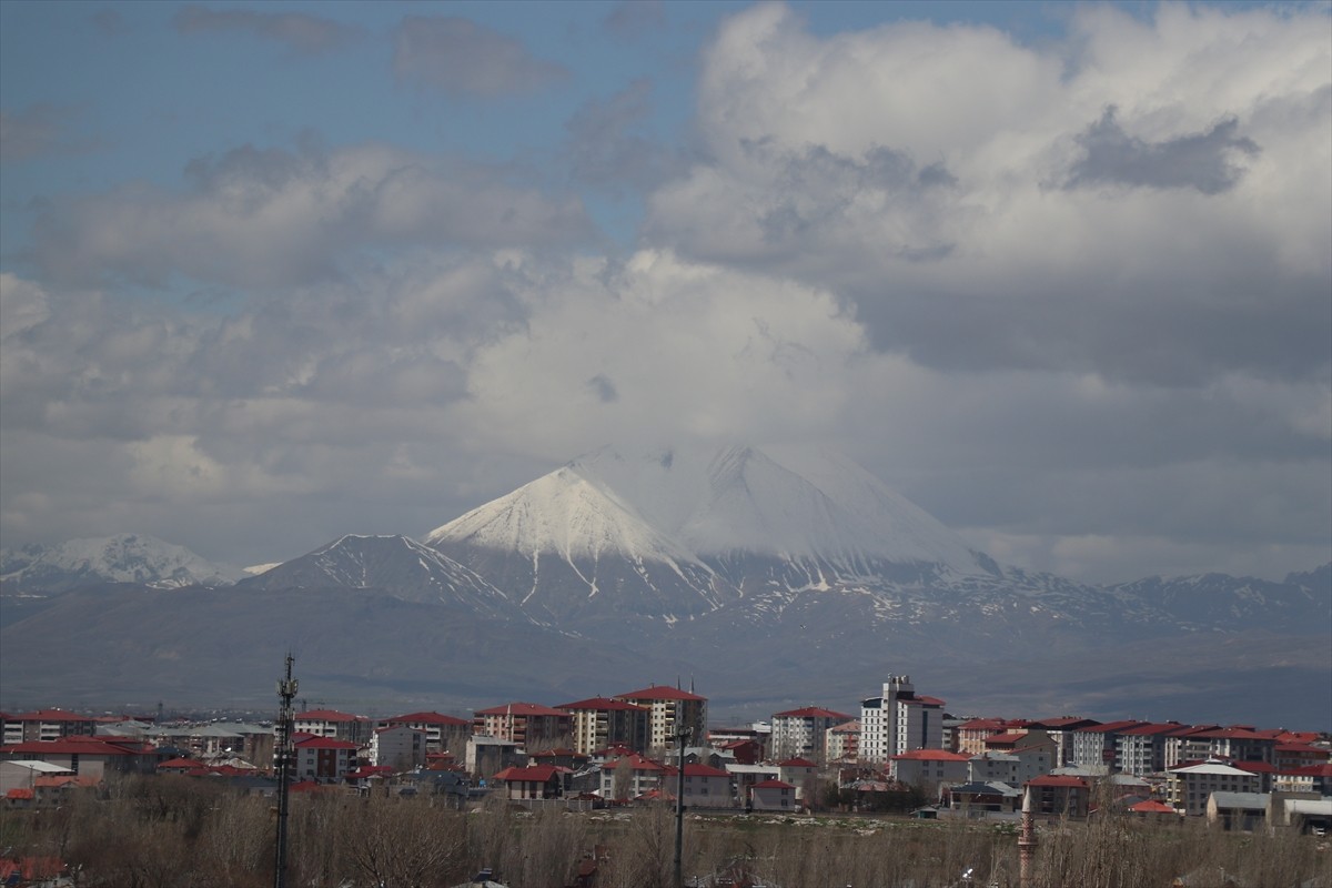 Ağrı'nın Eleşkirt ilçesindeki 3 bin 433 metre yüksekliğe sahip Kösedağ, baharda kar yağışıyla...