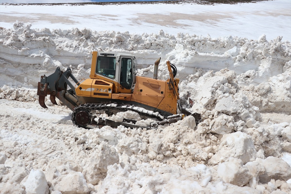 Ağrı'nın Taşlıçay ilçesinde kışın kullanılmayan Balık Gölü ve çevresindeki köy ile mezra yolları...