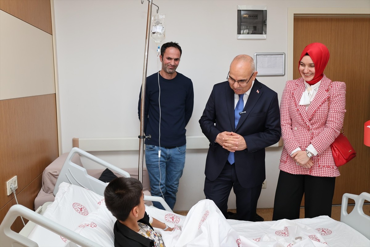 Ağrı Valisi Mustafa Koç, eşi Neslihan Gül Koç ile Ağrı Eğitim ve Araştırma Hastanesi Çocuk...