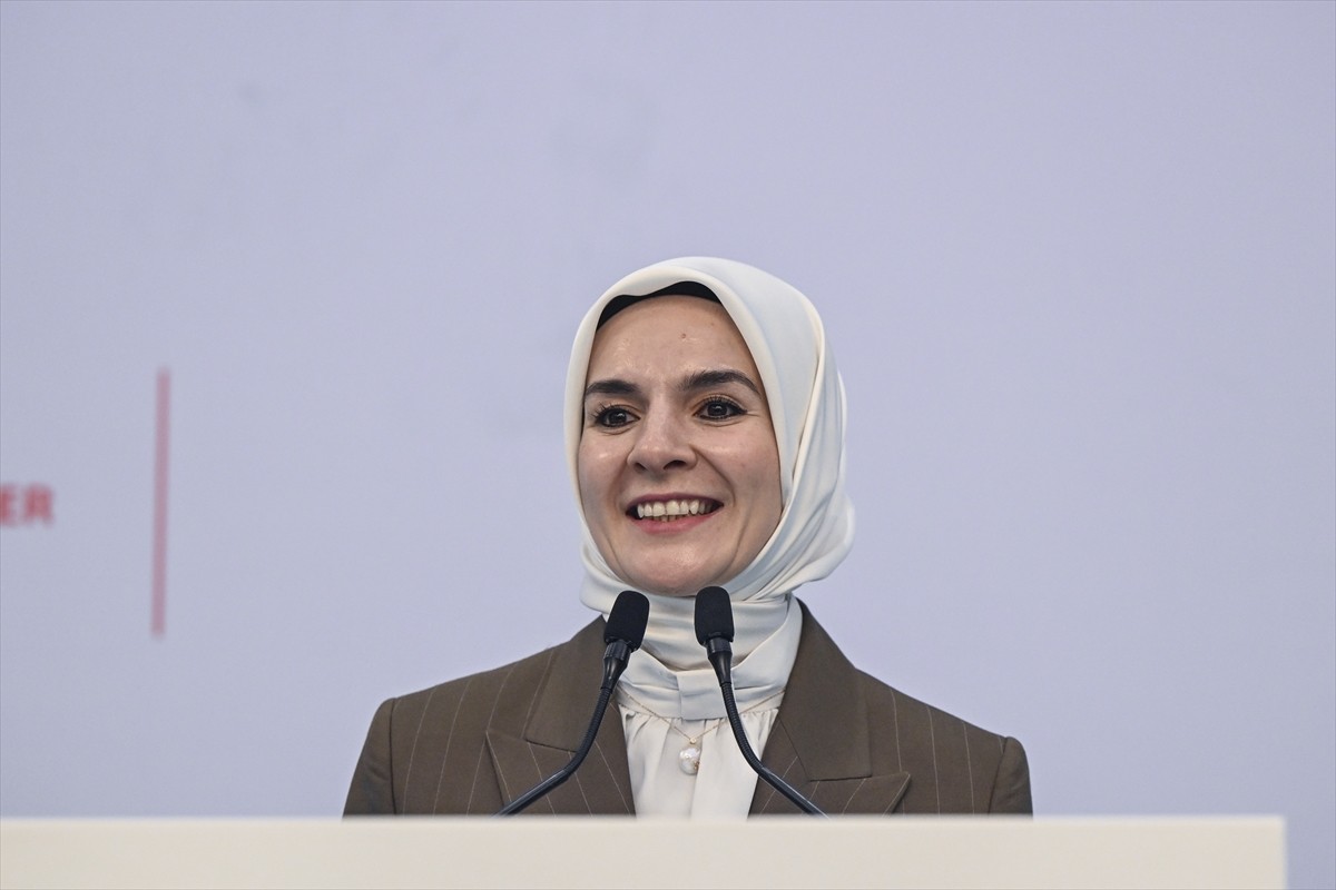 Aile ve Sosyal Hizmetler Bakanı Mahinur Özdemir Göktaş, İstanbul'da bir otelde düzenlenen "Çocuk...