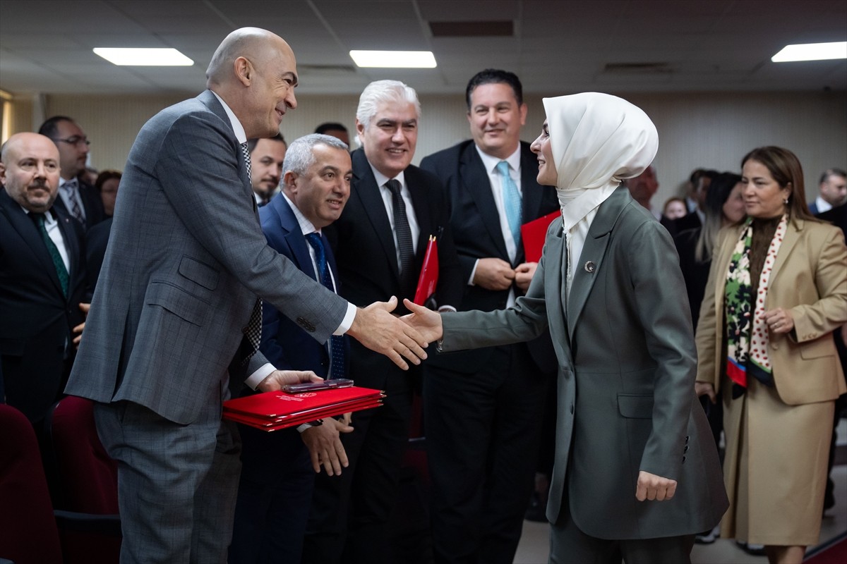 Aile ve Sosyal Hizmetler Bakanı Mahinur Özdemir Göktaş (sağda), Bakanlıkta düzenlenen Aile ve...