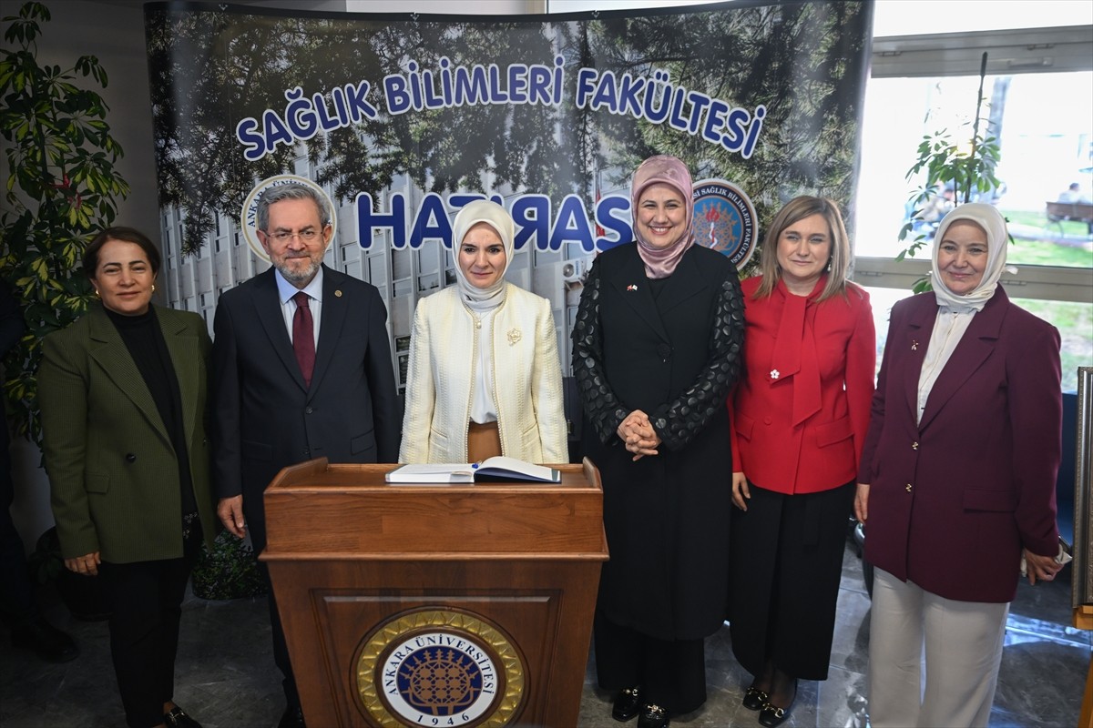 Aile ve Sosyal Hizmetler Bakanı Mahinur Özdemir Göktaş, Türk Kızılay görevlileri ve üniversite...