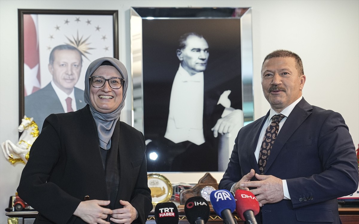 AK Parti Genel Başkan Yardımcısı Belgin Uygur (sağda), Türkiye Şoförler ve Otomobilciler...