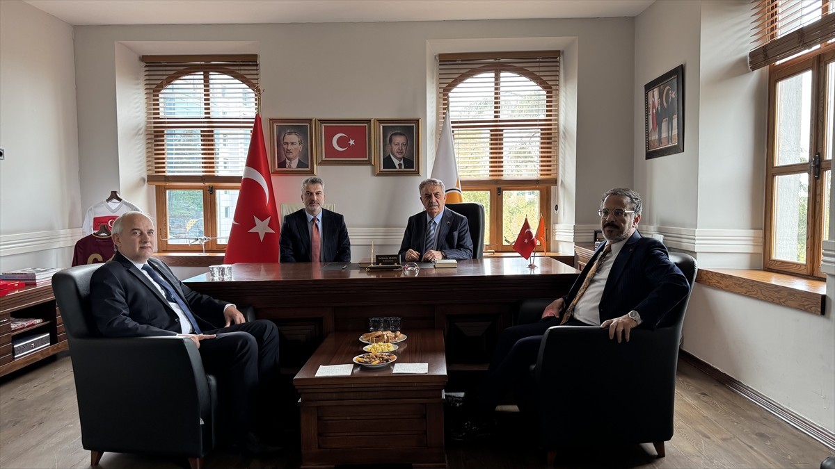 AK Parti Genel Başkan Yardımcısı Hayati Yazıcı (sağ 2), Trabzon programı kapsamında AK Parti İl...