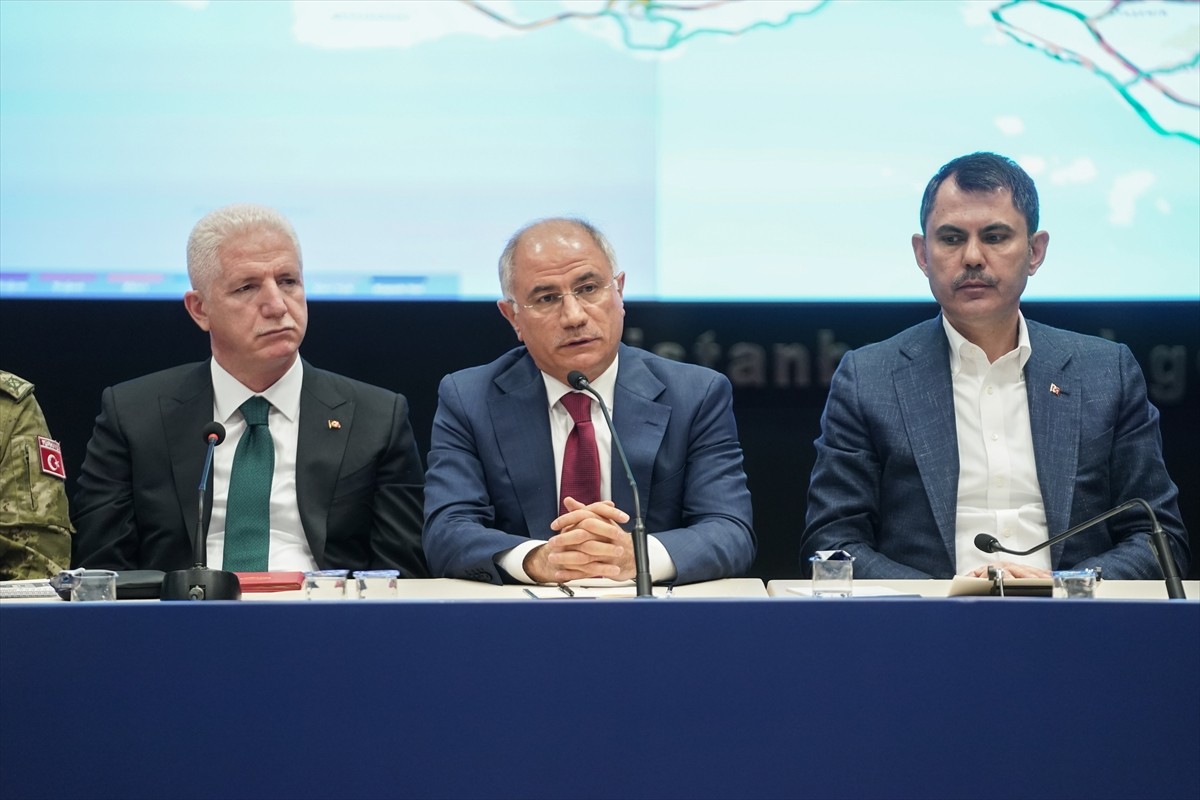 AK Parti Genel Başkanvekili Efkan Ala (ortada), İstanbul İl Afet ve Acil Durum Müdürlüğü'nde...