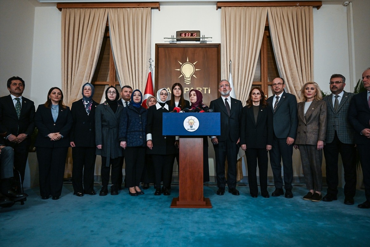 AK Parti Grup Başkanvekili Leyla Şahin Usta (kürsüde) ve beraberindeki AK Parti milletvekilleri...