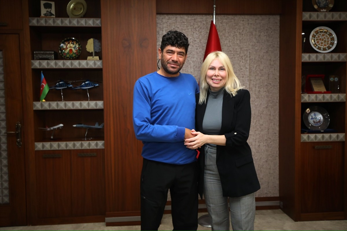 Akdeniz Üniversitesi Rektörü Prof. Dr. Özlenen Özkan (sağda), 15 yıl önce Türkiye'de ilk kez çift...