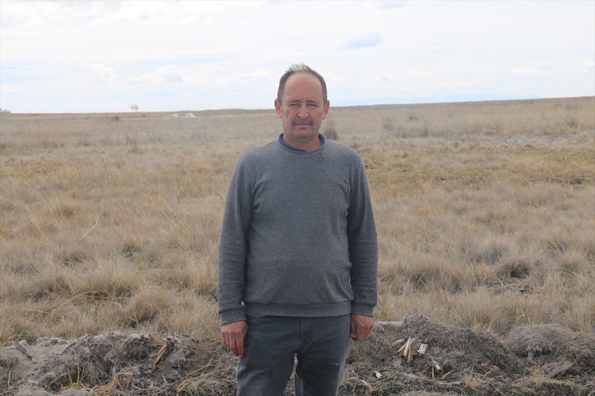 Aksaray'ın Eskil ilçesinde doğaseverler, Tuz Gölü çevresine şehit ve gazilerin anısına bir hatıra...