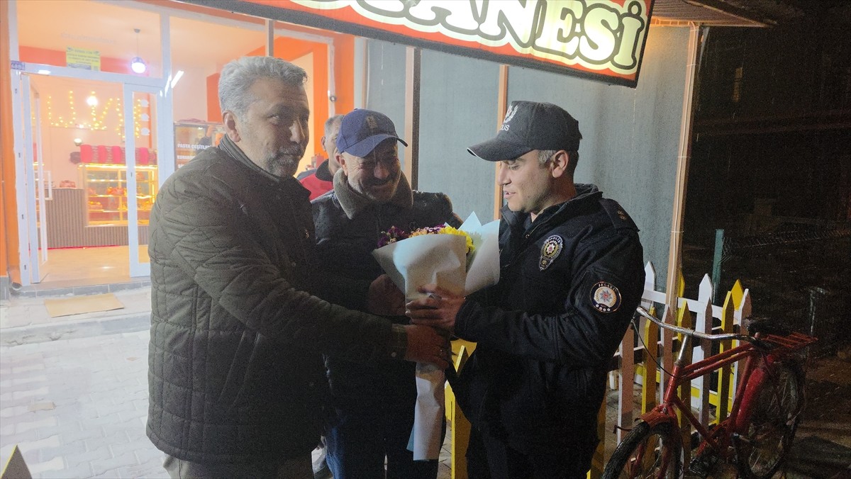 Aksaray'ın Eskil ilçesinde kavga ihbarına giden polisler, vatandaşların sürpriz kutlamasıyla...