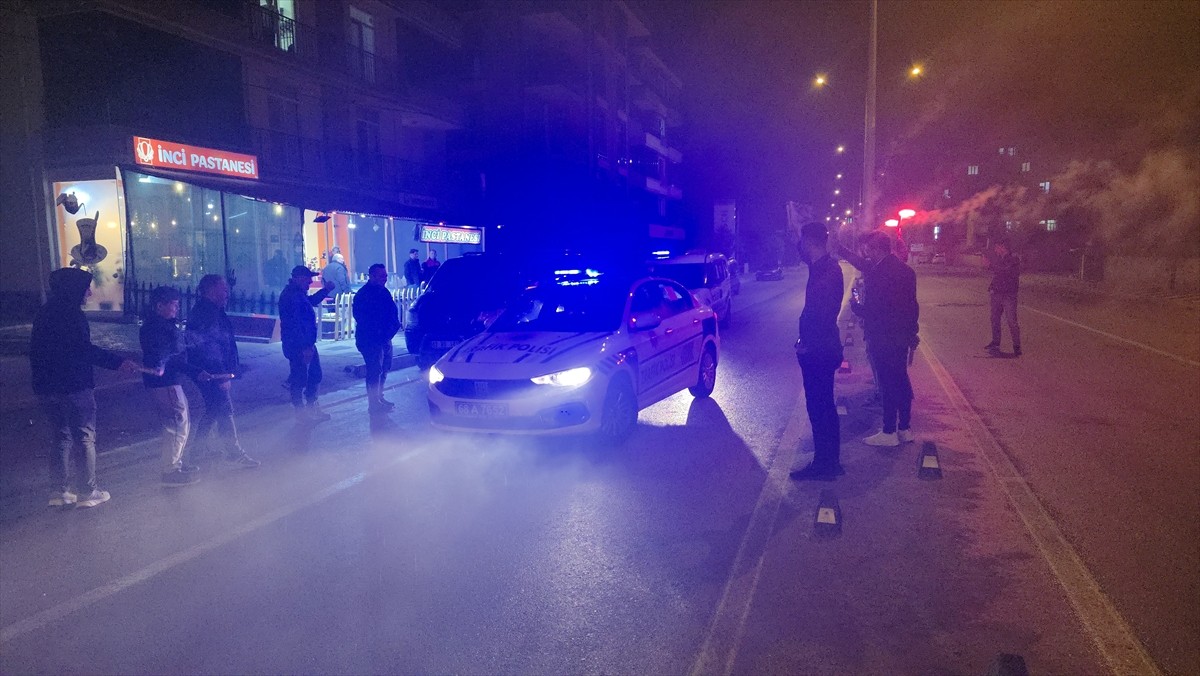 Aksaray'ın Eskil ilçesinde kavga ihbarına giden polisler, vatandaşların sürpriz kutlamasıyla...