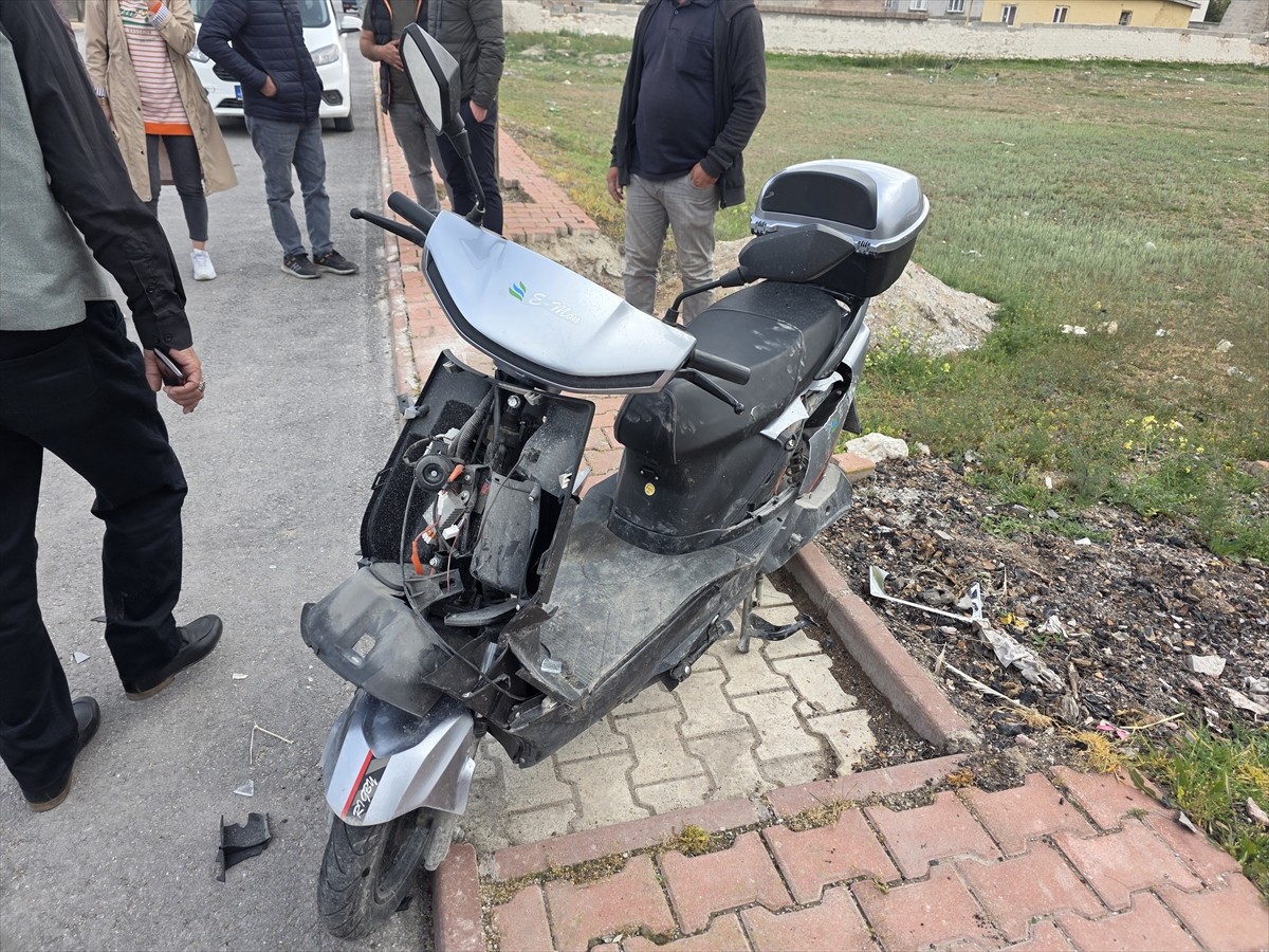 Aksaray'ın Eskil ilçesinde otomobil ile çarpışan motosikletteki sürücü hayatını kaybetti.