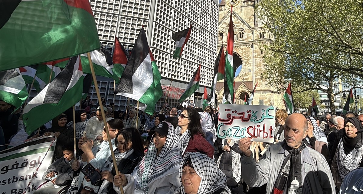 Almanya'nın başkenti Berlin'de Breitscheid Meydanı'nda toplanan yüzlerce kişi, İsrail'in Gazze'ye...
