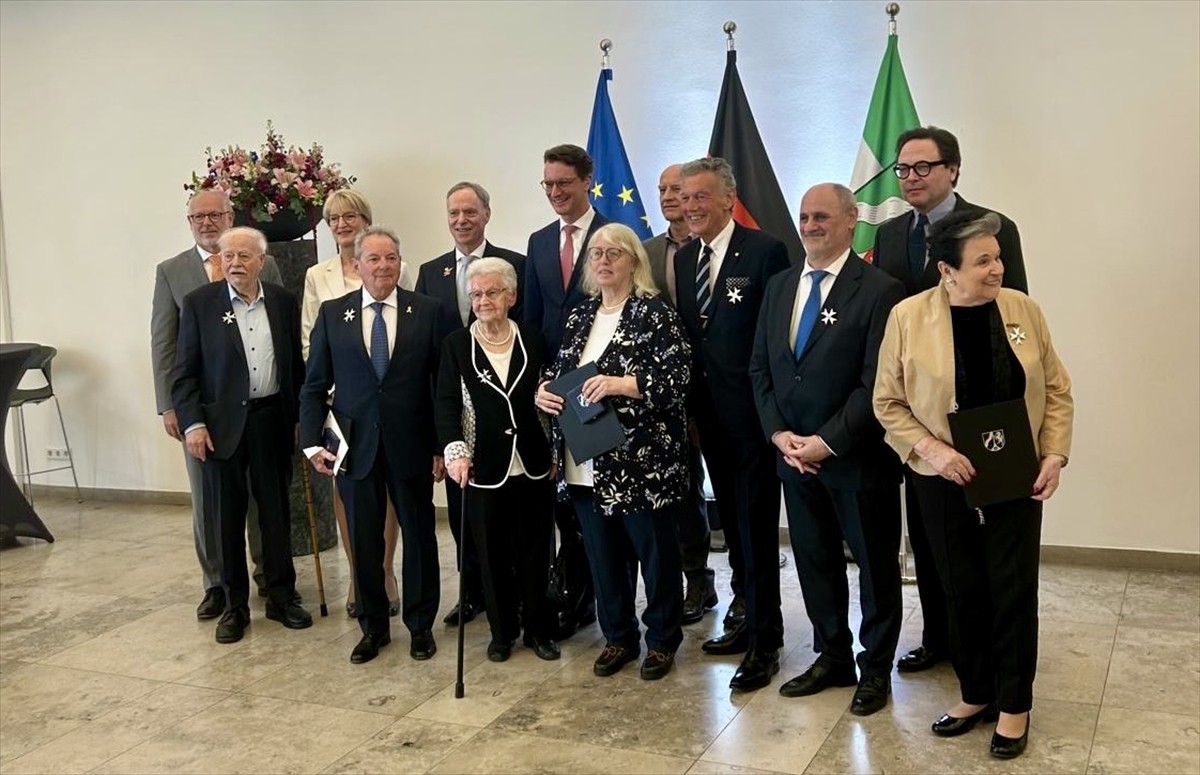 Almanya'nın Kuzey Ren Vestfalya (KRV) Eyalet Hükümeti, emekli mühendis Mustafa Duman'ın (ortada)...