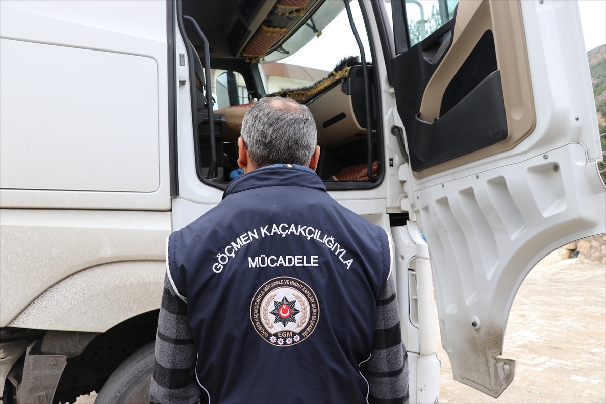 Amasya'da canlı hayvan taşıyan 2 tırda 5 düzensiz göçmen yakalandı.