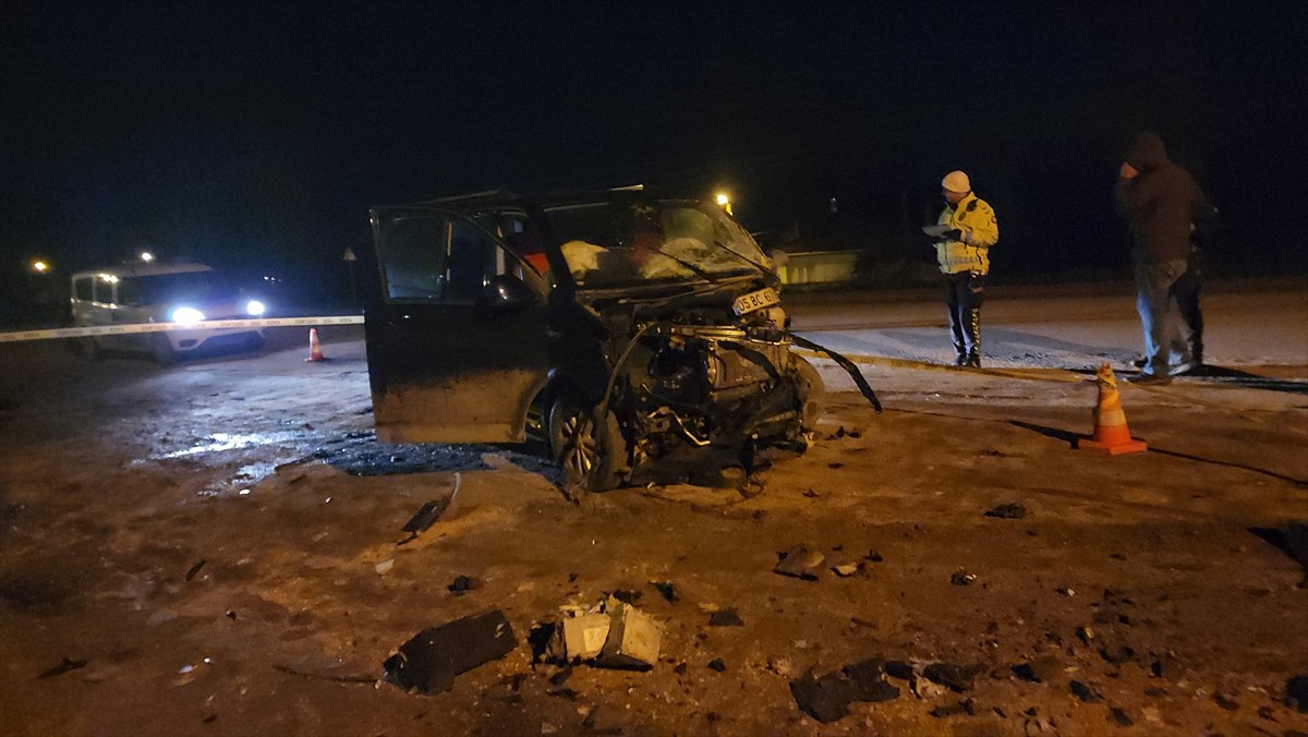 Amasya'nın Suluova ilçesinde panelvan ile hafif ticari aracın çarpışması sonucu 7 kişi...