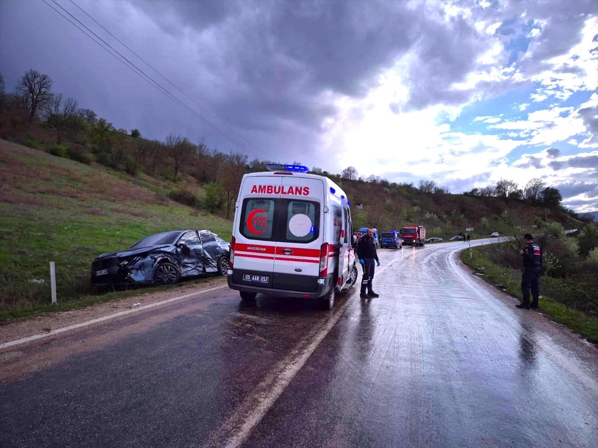 Amasya'nın Taşova ilçesinde, 2 otomobilin çarpıştığı kazada 1'i çocuk 3 kişi yaralandı