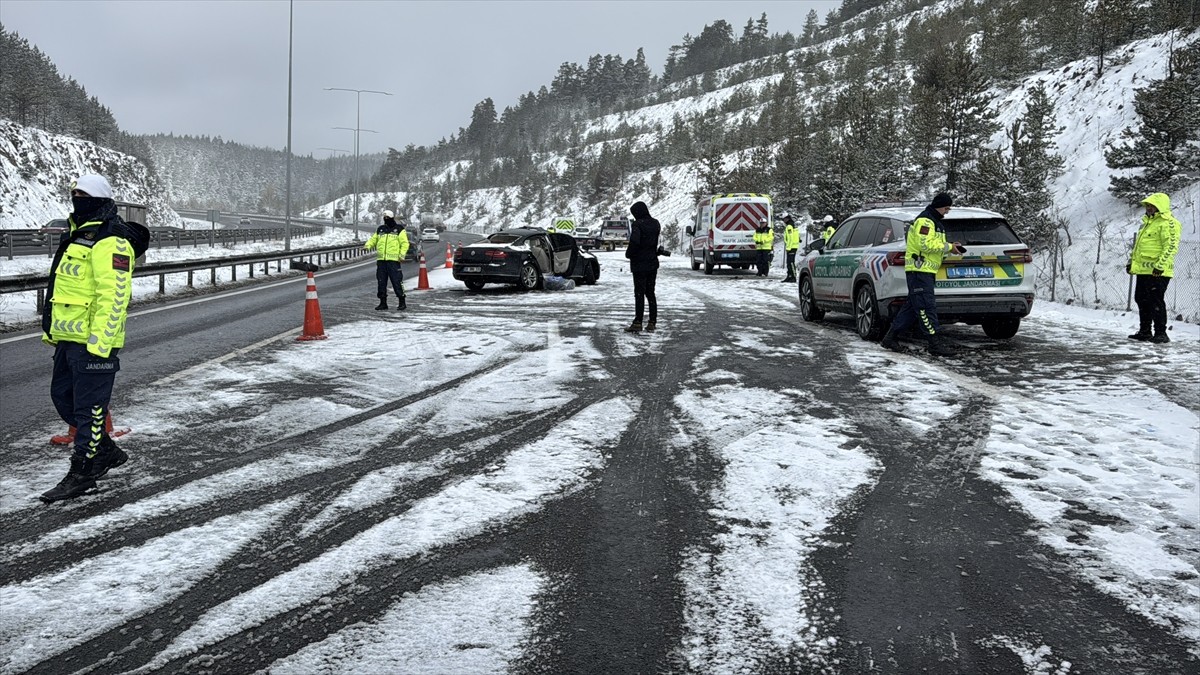 Anadolu Otoyolu'nun Ankara kesiminde koruma aracının karıştığı trafik kazasında polis memuru...