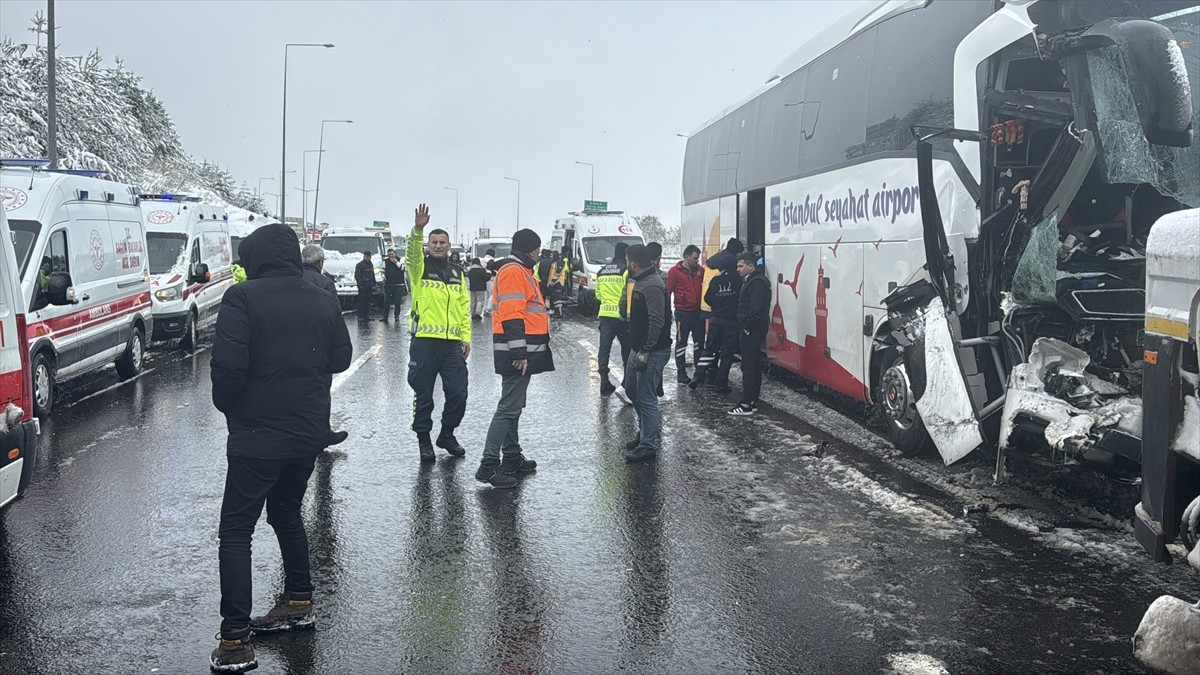 Anadolu Otoyolu'nun Bolu Dağı geçişinde meydana gelen zincirleme trafik kazası nedeniyle İstanbul...