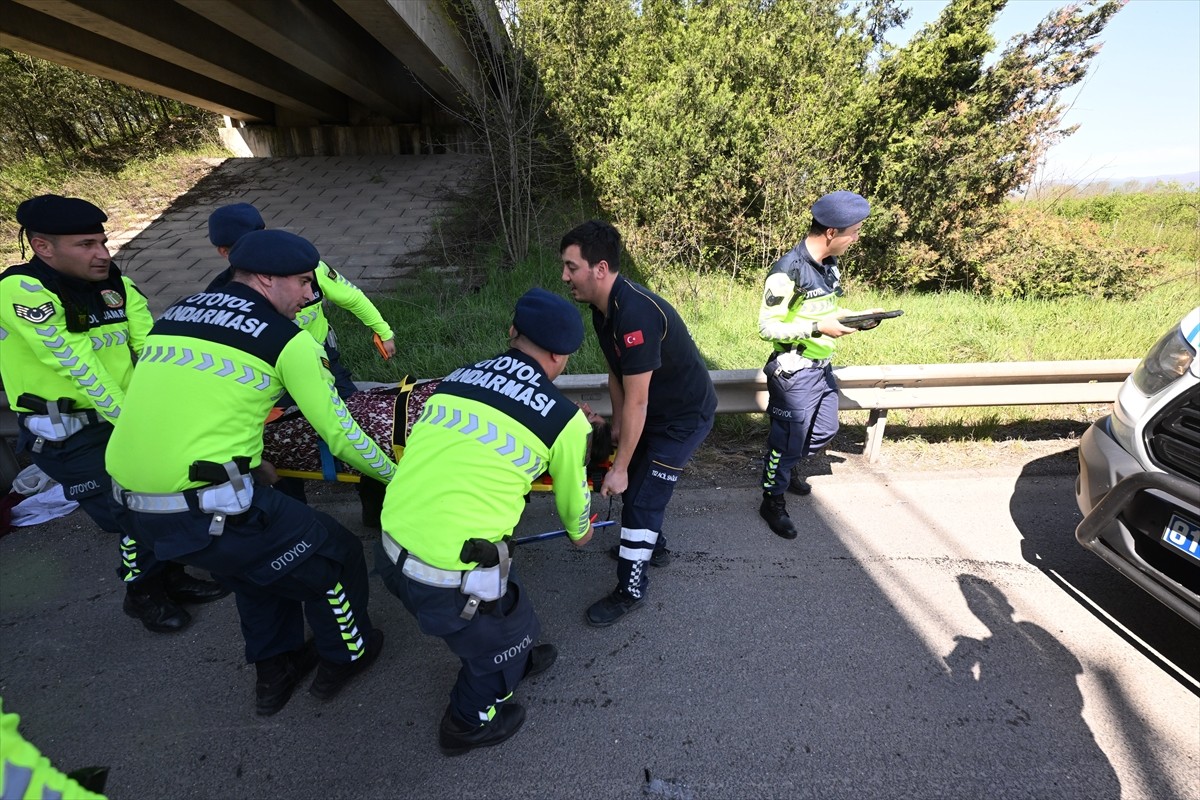 Anadolu Otoyolu'nun Düzce kesiminde, cenaze töreninden dönenleri taşıyan minibüsün devrilmesi...