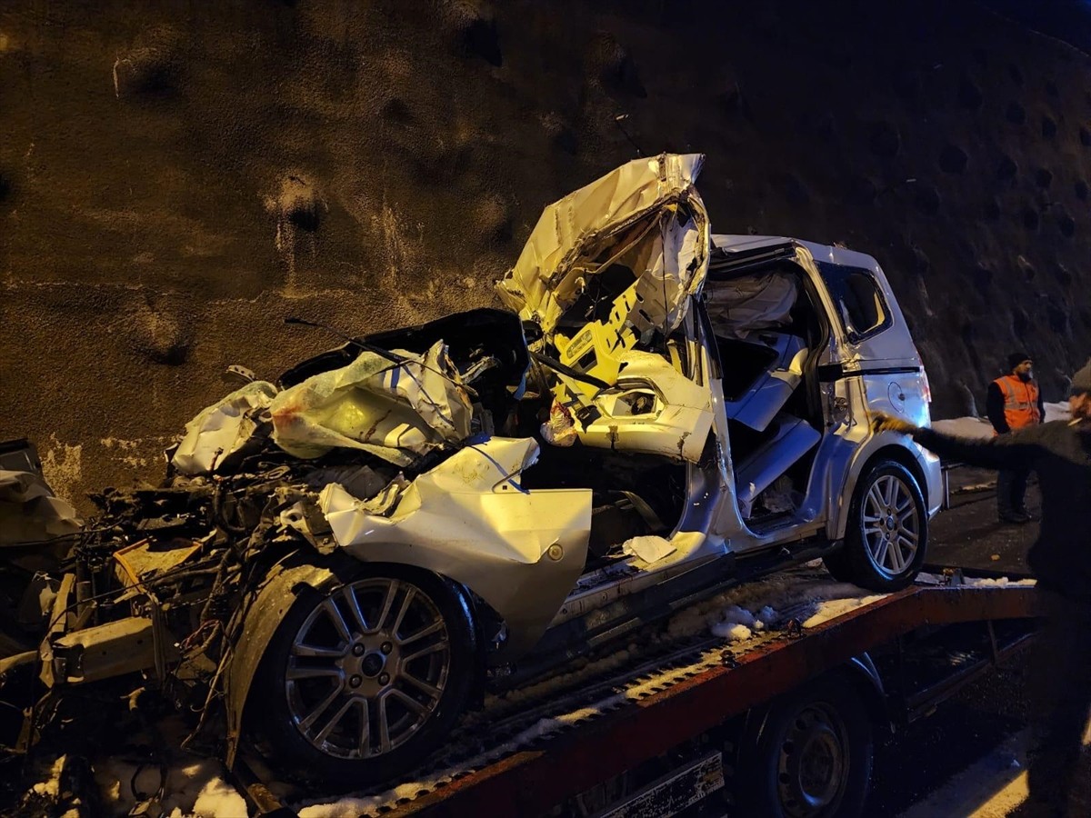 Anadolu Otoyolu'nun Düzce kesiminde hafif ticari aracın kamyona çarpması sonucu 2 kişi öldü, 2...