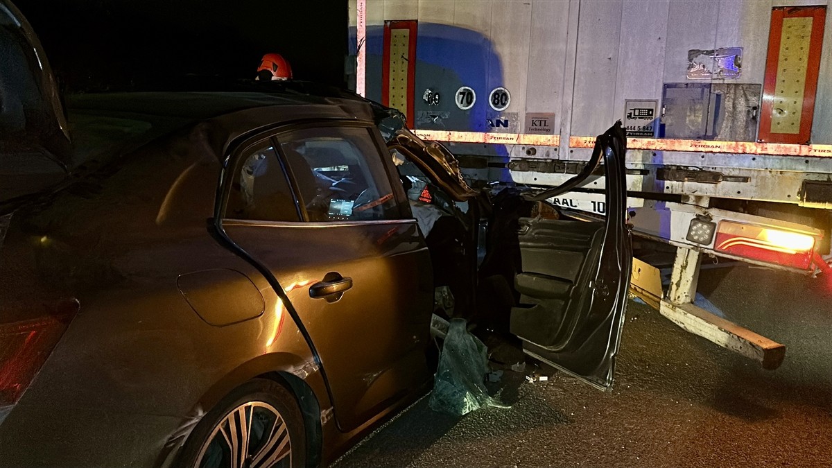 Anadolu Otoyolu'nun Düzce kesiminde tıra çarpan otomobilin sürücüsü ağır yaralandı.
