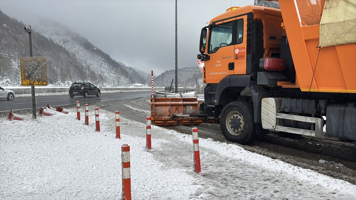 Anadolu Otoyolu ve D-100 kara yolunun Bolu Dağı kesiminde kar yağışı etkili oldu.