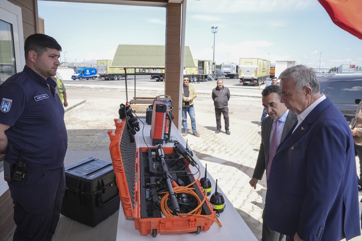 Ankara Büyükşehir Belediye (ABB) Başkanı Mansur Yavaş (sol 2), Esenboğa Havaalanı yanına kurulan...