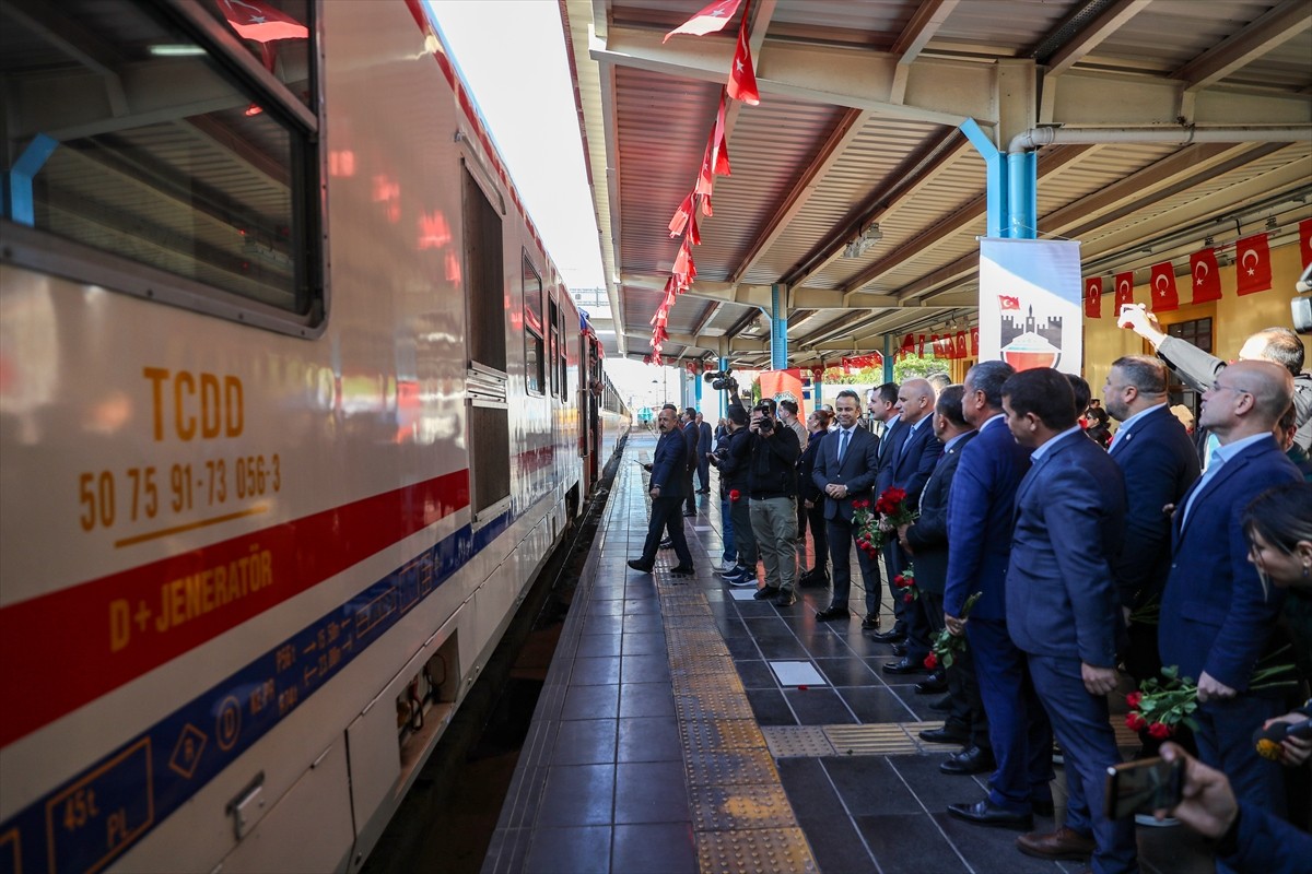 Ankara Garı'ndan bu sezon ilk seferine başlayan "Turistik Diyarbakır Ekspresi", uzun bir...