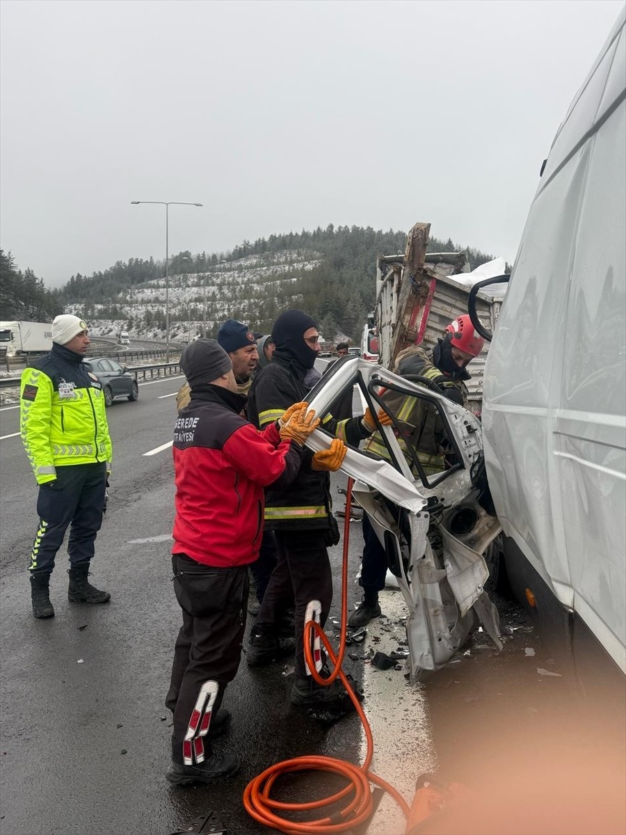 Ankara-İstanbul otoyolunda tıra arkadan çarpan ticari aracın şoförü hayatını kaybetti.