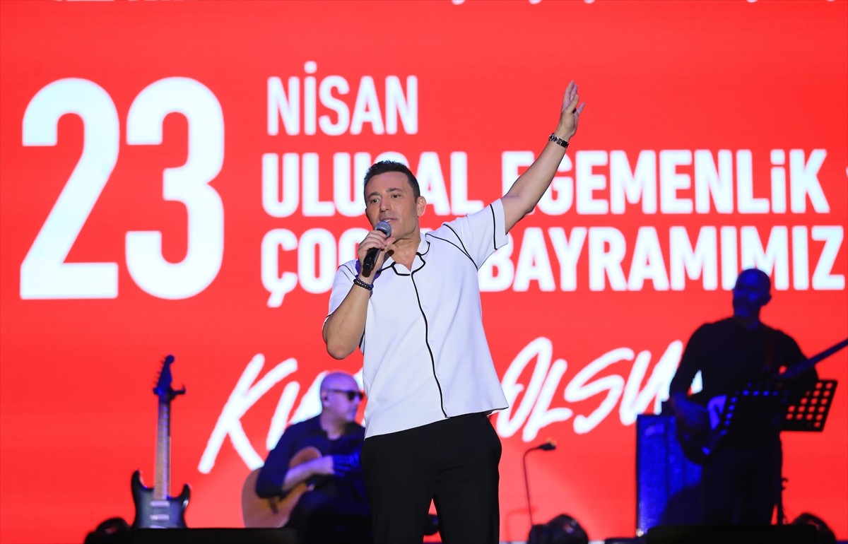 Antalya'da, 23 Nisan Ulusal Egemenlik ve Çocuk Bayramı etkinlikleri kapsamında şarkıcı Mustafa...