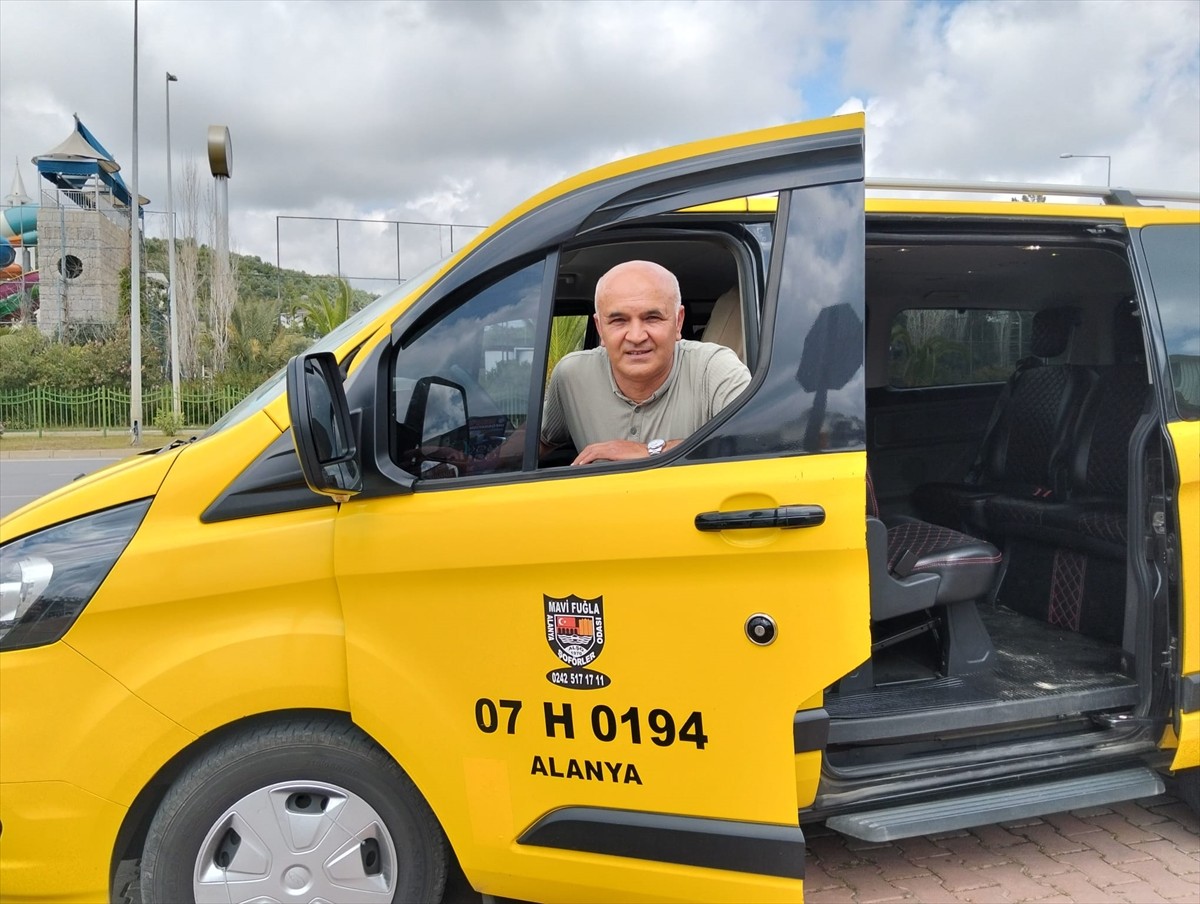 Antalya'nın Alanya ilçesinde bir taksici, aracında unutulan ve içinde yaklaşık 18 bin 300 avro...
