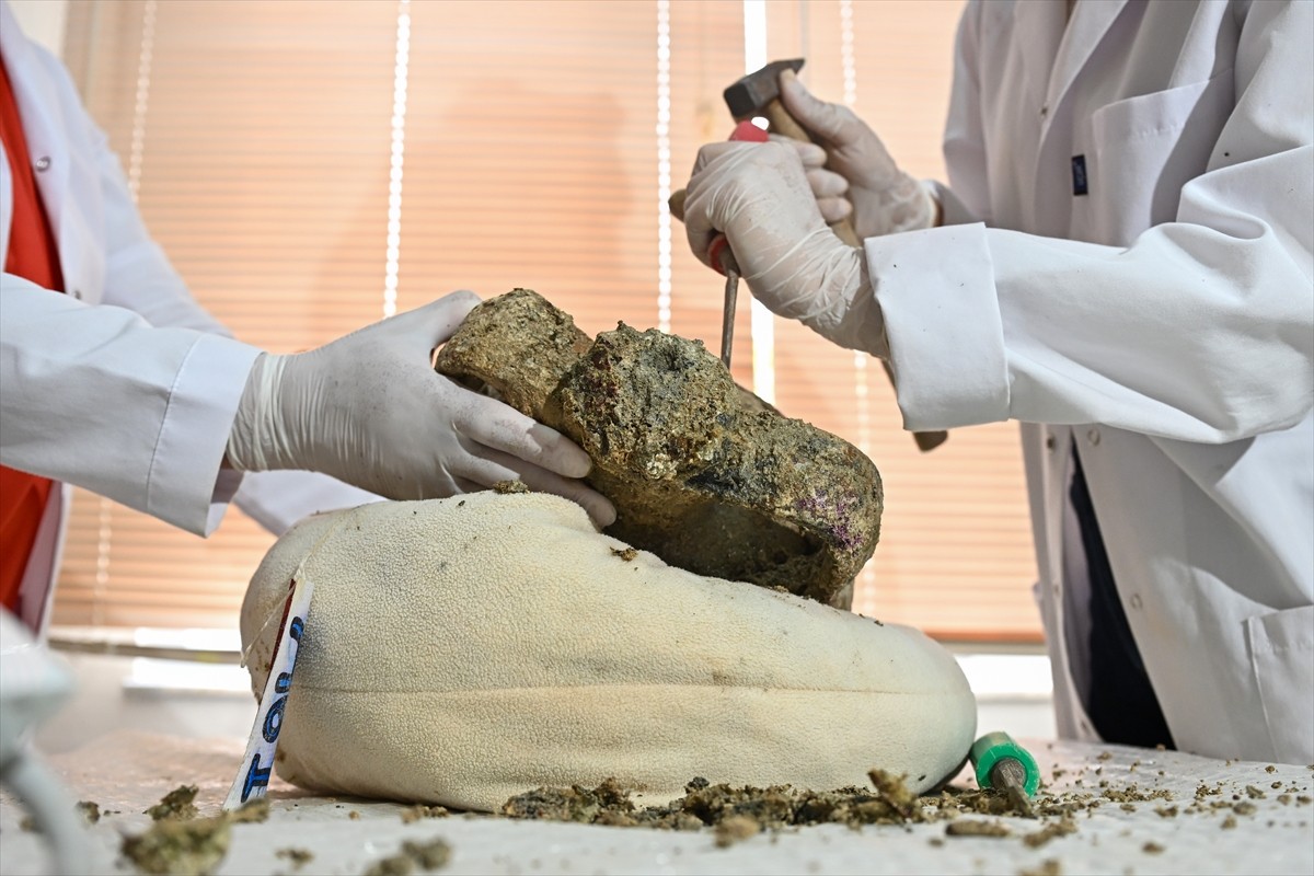 Antalya'nın Kaş ilçesi açıklarında robotlar yardımıyla yapılan su altı kazılarında gemi batığından...