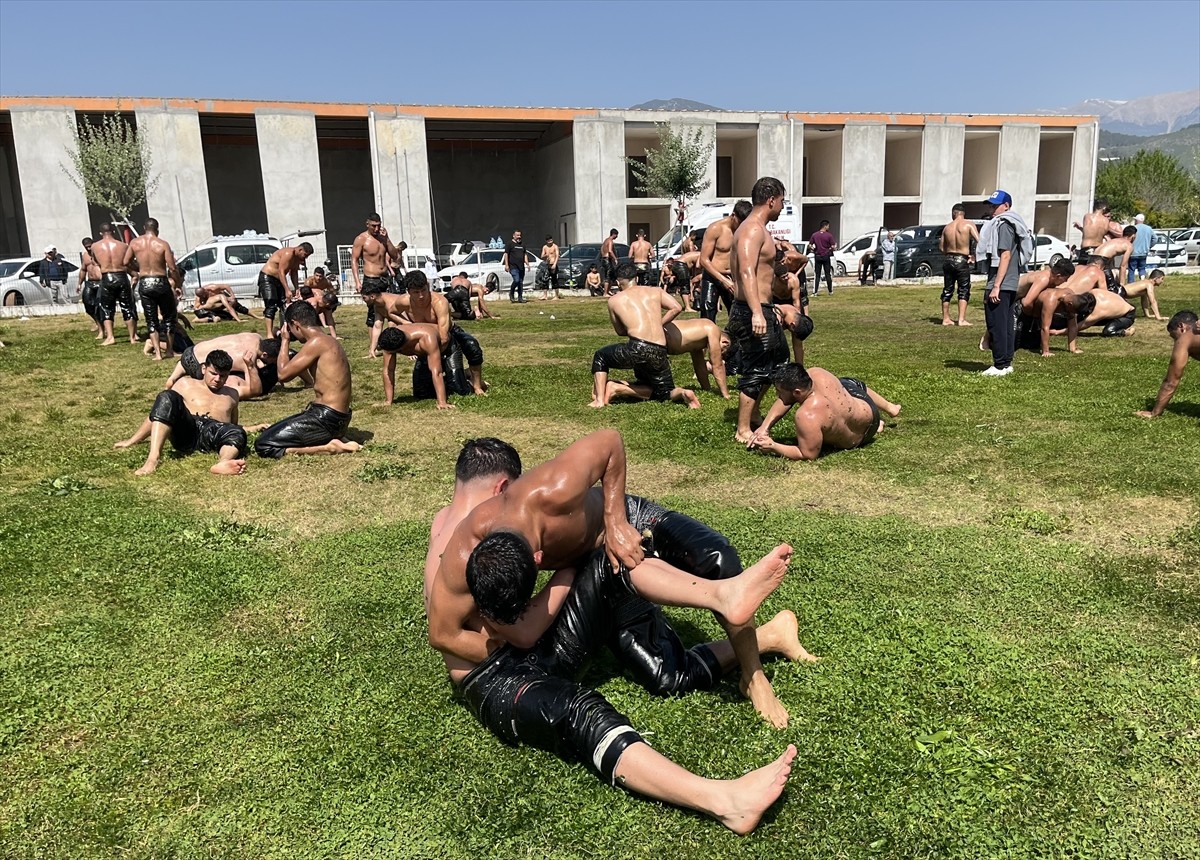 Antalya'nın Kumluca ilçesinde yağlı güreş pehlivanları, yeni sezon için antrenmanlarını...