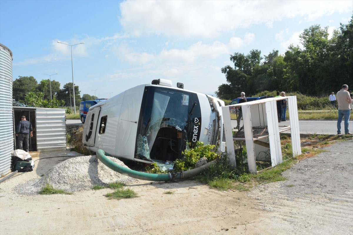 Antalya'nın Manavgat ilçesinde tur midibüsünün devrilmesi sonucu 18'i Rus turist 19 kişi...