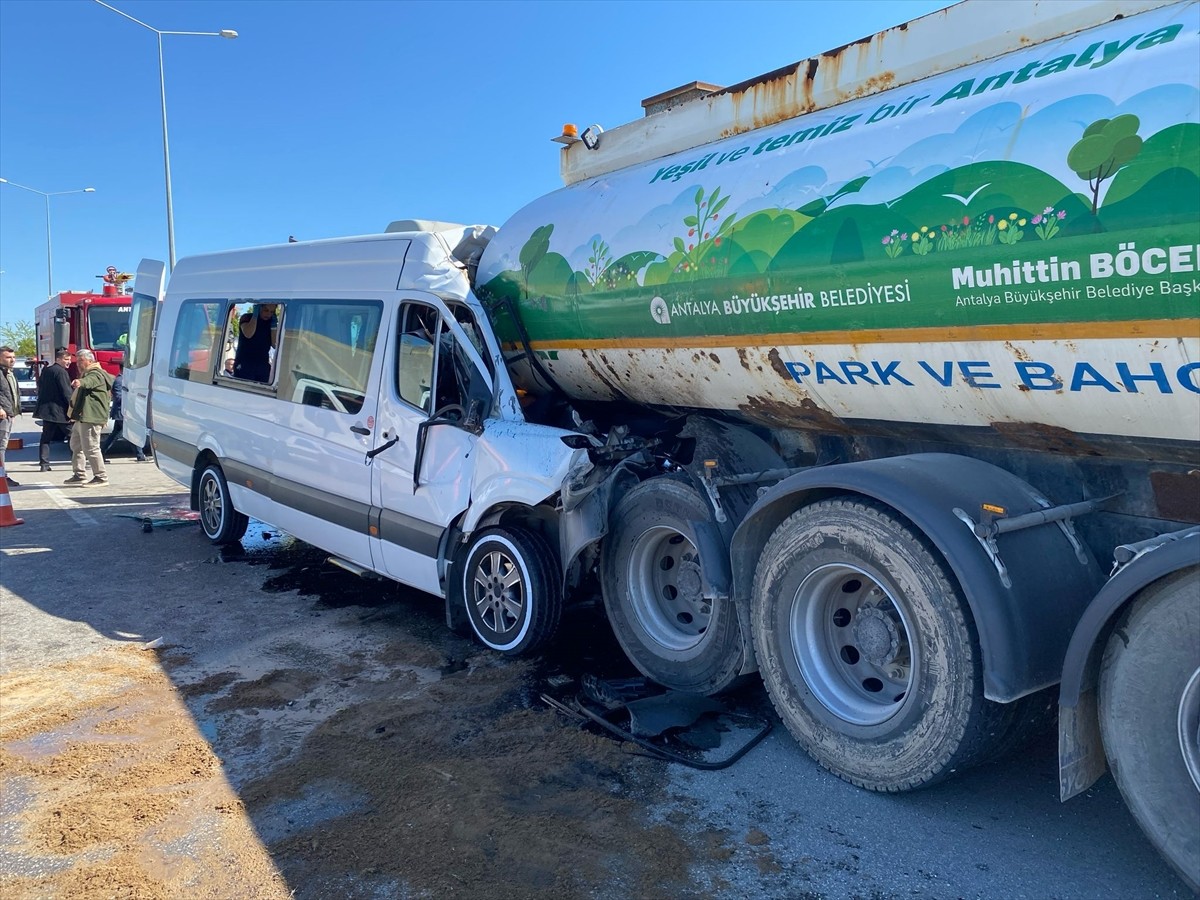 Antalya'nın Serik ilçesinde tur minibüsünün sulama tankerine çarpması sonucu ilk belirlemelere...
