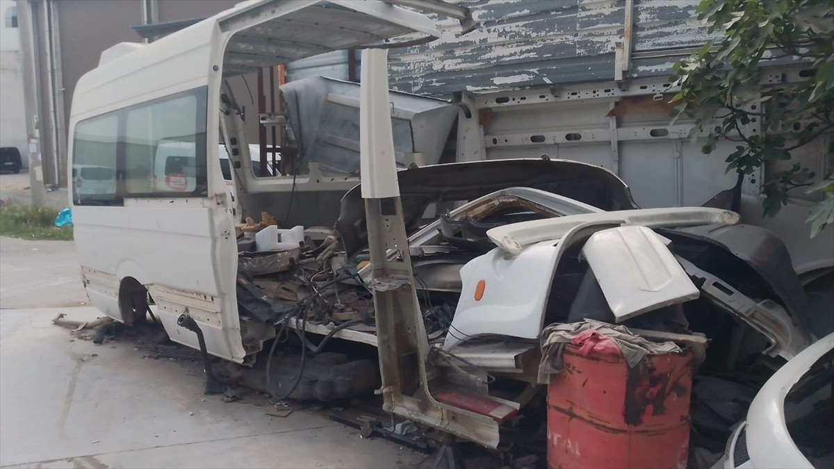 Antalya merkezli 2 ilde düzenlenen "change" araç operasyonunda gözaltına alınan 4 şüpheliden 2'si...