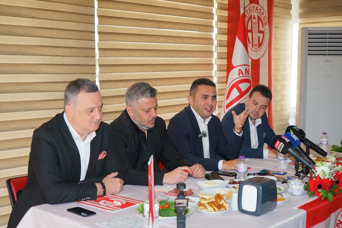 Antalyaspor Kulübü Başkanı Mustafa Ergün (sağ 2), Atilla Vehbi Konuk Tesisleri'nde gazetecilerle...