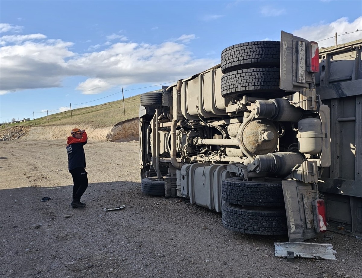 Ardahan'da devrilen tırın sürücüsü yaralandı.