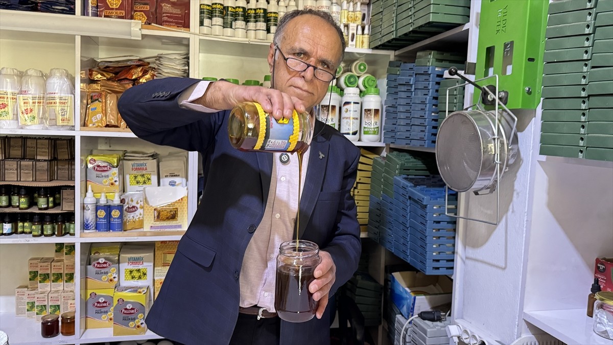 Artvin Arı Yetiştiricileri Birliği Başkanı İbrahim Durmuş (fotoğrafta), kentte üretildiği iddia...