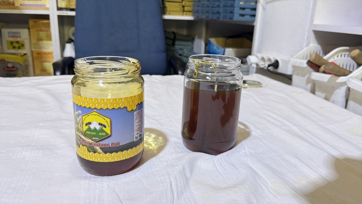 Artvin Arı Yetiştiricileri Birliği Başkanı İbrahim Durmuş (fotoğrafta), kentte üretildiği iddia...