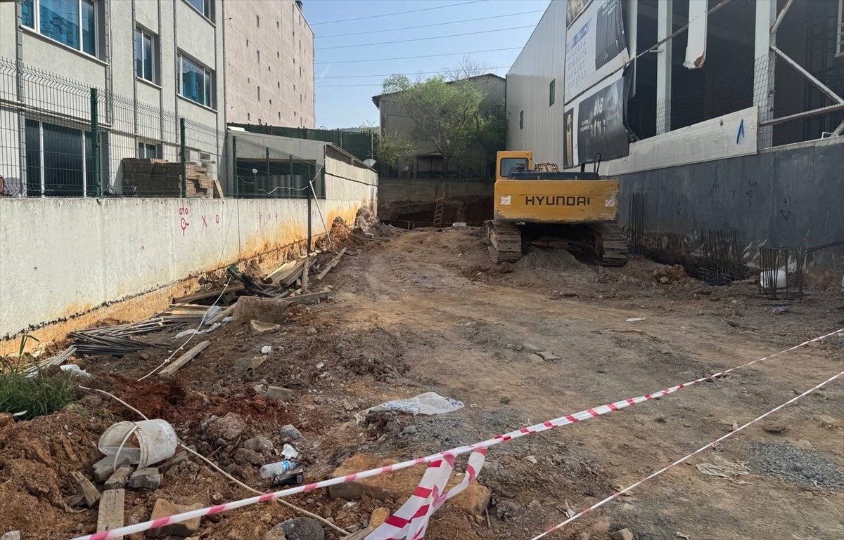 Ataşehir Ferhatpaşa Mahallesi 11. Sokak'taki inşaat sahasında meydana gelen göçükte 3 işçi...