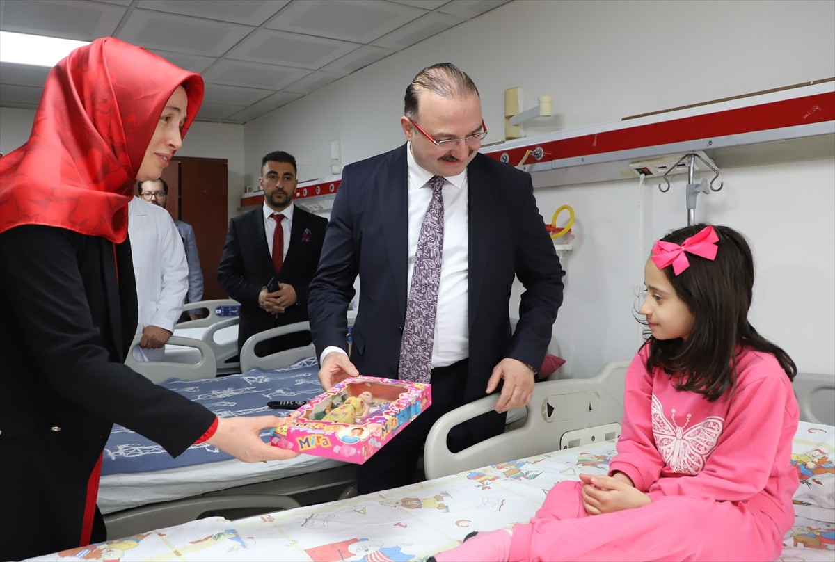 Atatürk Üniversitesi Rektörü Prof. Dr. Ahmet Hacımüftüoğlu (sağ 2), üniversite hastanesinde tedavi...