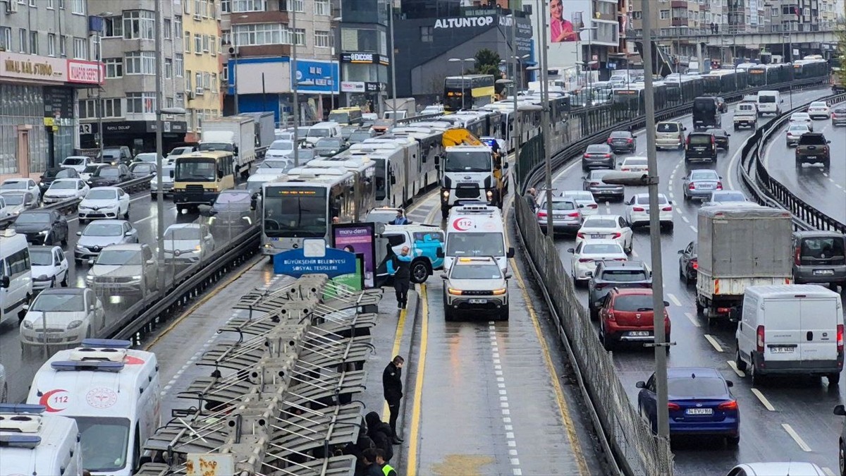 Avcılar'da durakta bekleyen bir metrobüse arkadan gelen başka bir metrobüsün çapması sonucu ilk...