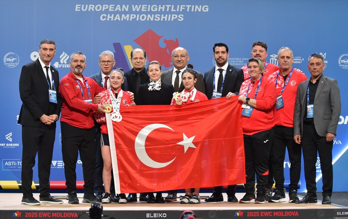 Avrupa Halter Şampiyonası'nda kadınlar 45 kiloda mücadele eden milli sporculardan Cansu Bektaş...