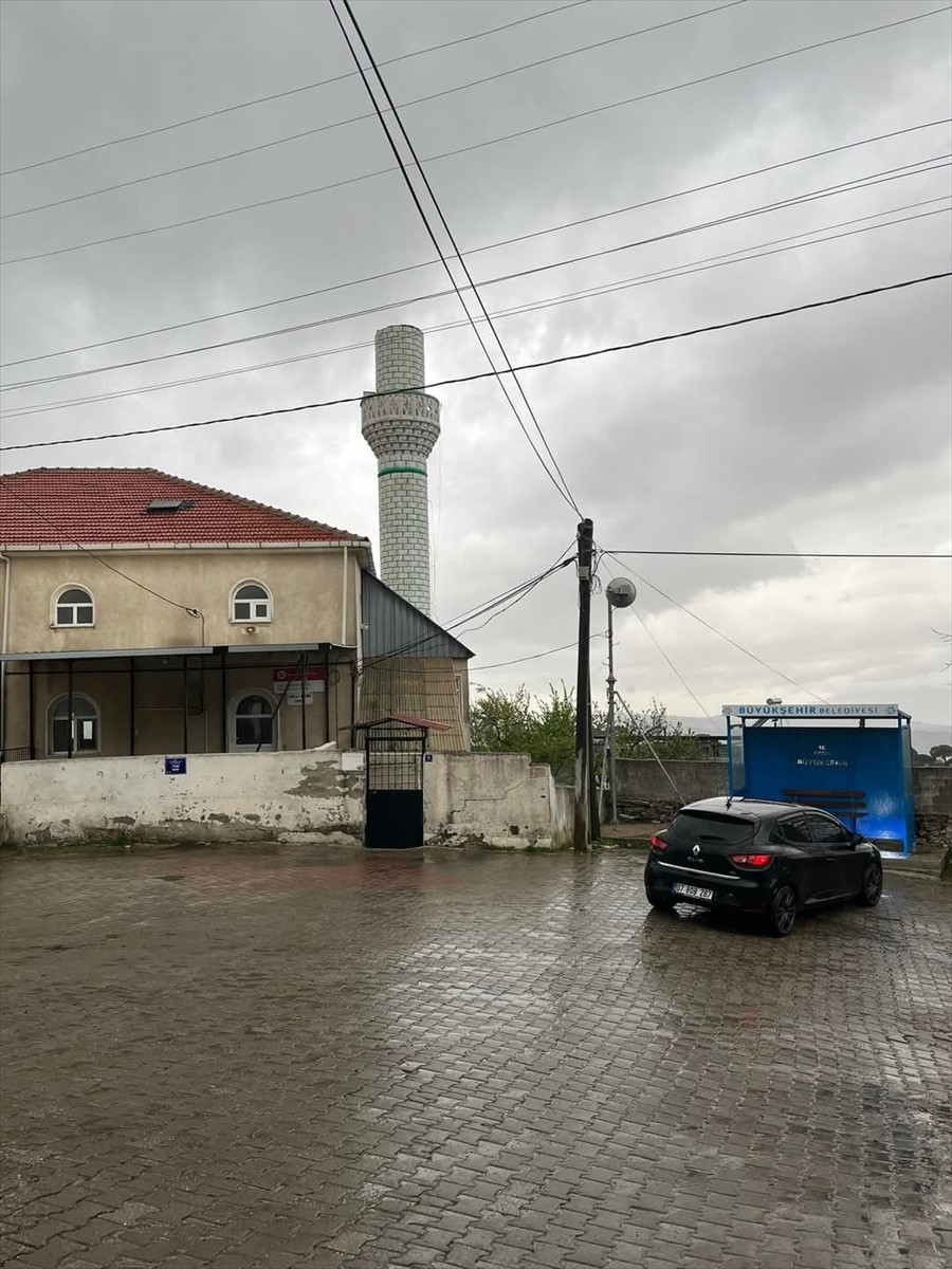 Aydın'da etkili olan fırtına çeşitli ilçelerde çatıları uçurdu, ağaçları devirdi. Çatıların...